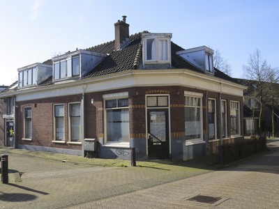 908574 Gezicht op het winkelhoekpand Notebomenlaan 49 te Utrecht, met links de Poolsterhof.N.B. bouwjaar: rond ...